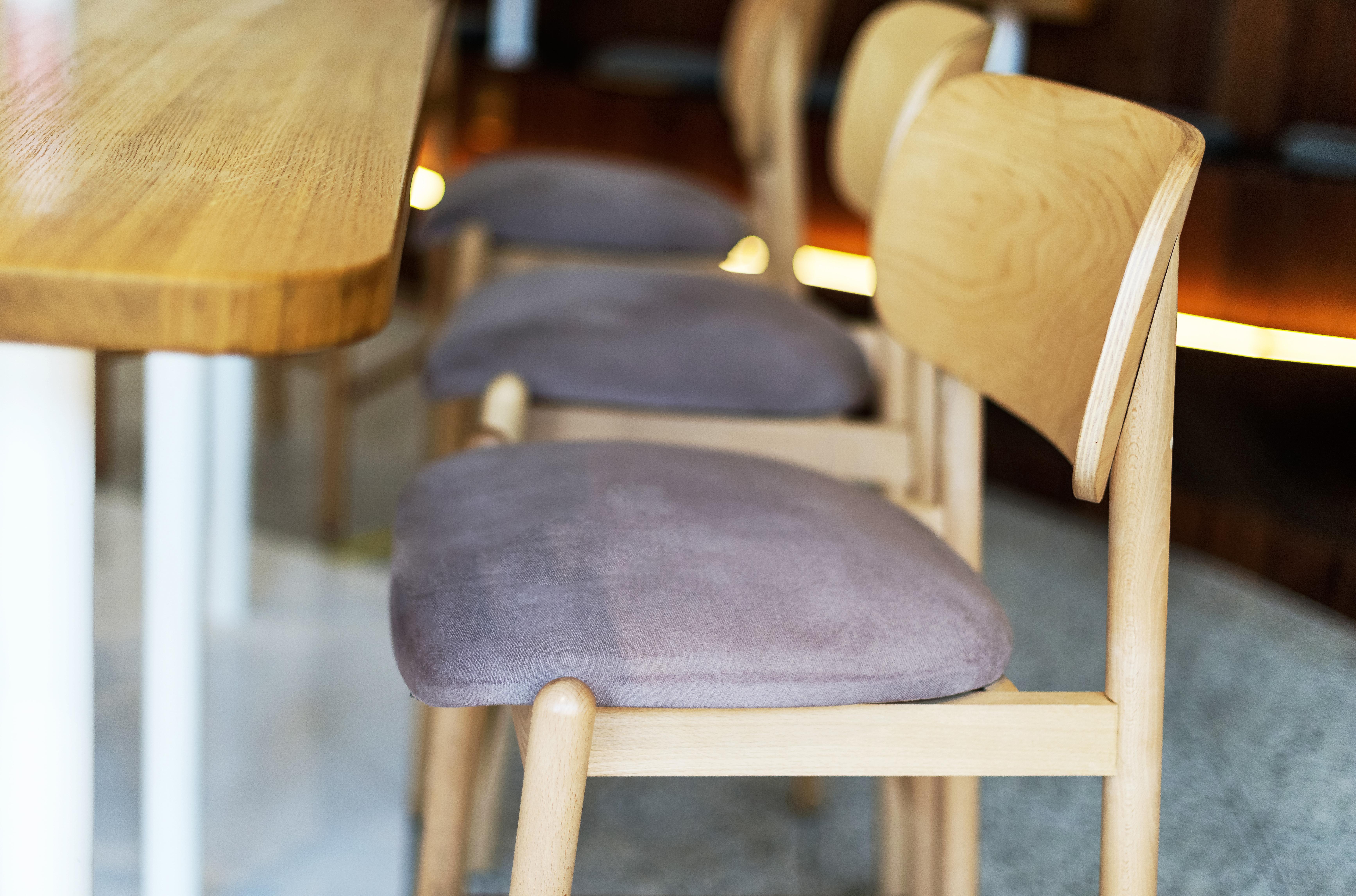 Sillas de madera en restaurante